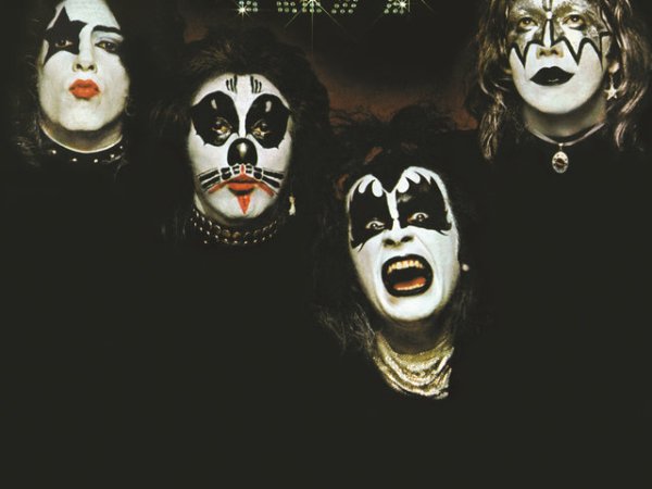 Kiss (1974)